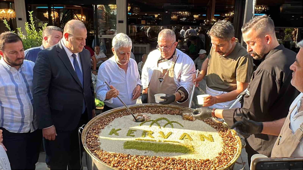 AHRAMANMARAŞ'TA ALPEDO KERVAN TARAFINDAN MUHARREM AYI DOLAYISIYLA KERVAN KRİSTAL ŞUBESİ ÖNÜNDE...