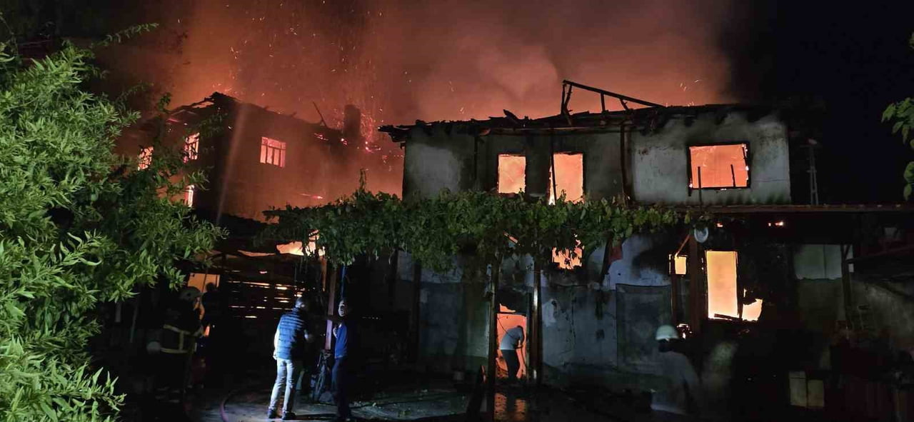 AHŞAP EVDE ÇIKAN YANGIN YANDAKİ DİĞER AHŞAP EVE SIÇRARKEN, ALEVLER KENT MERKEZİNDEN GÖRDÜ