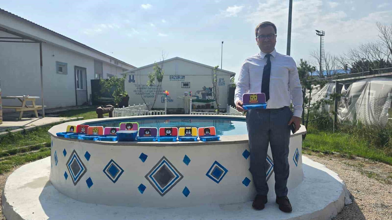 AİLE VE ENGELLİ HİZMETLERİ ŞUBE MÜDÜRÜ MAHMUT TEMEL, ATIK KUTULARIN SOKAK HAYVANLARI İÇİN MAMA...