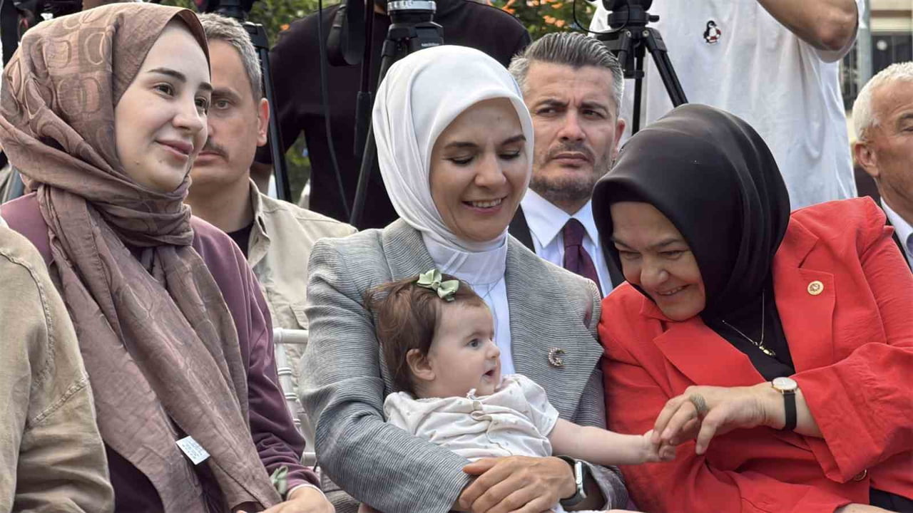 AİLE VE SOSYAL HİZMETLER BAKANI MAHİNUR ÖZDEMİR GÖKTAŞ'IN ÇOCUKLARLA YAKINDAN İLGİLENMESİ VE...