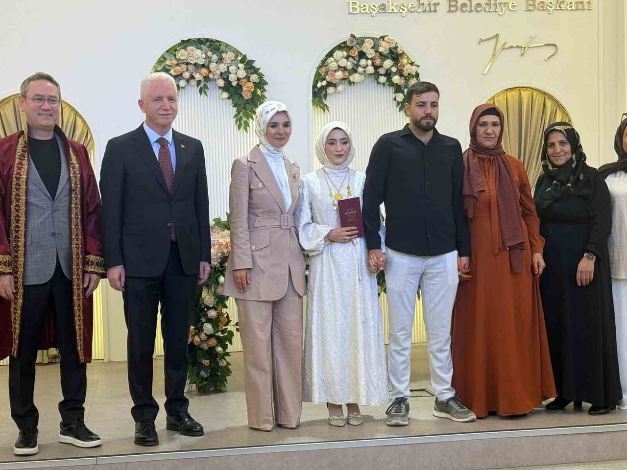 AİLE VE SOSYAL HİZMETLER BAKANI MAHİNUR ÖZDEMİR GÖKTAŞ, AİLE VE GENÇLİK FONU  YARDIMIYLA EVLENEN...