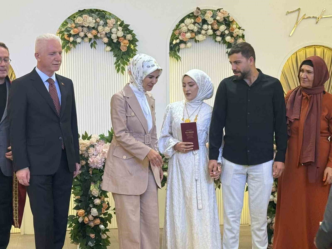 AİLE VE SOSYAL HİZMETLER BAKANI MAHİNUR ÖZDEMİR GÖKTAŞ, AİLE VE GENÇLİK FONU  YARDIMIYLA EVLENEN...