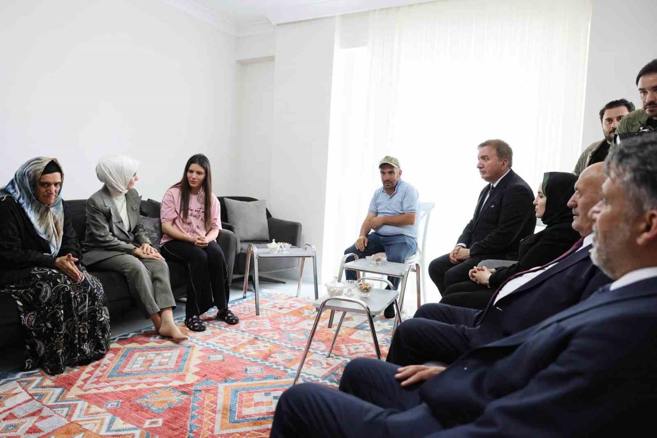 AİLE VE SOSYAL HİZMETLER BAKANI MAHİNUR ÖZDEMİR GÖKTAŞ, ERZİNCAN'DA ANNE VE BABALARINI...
