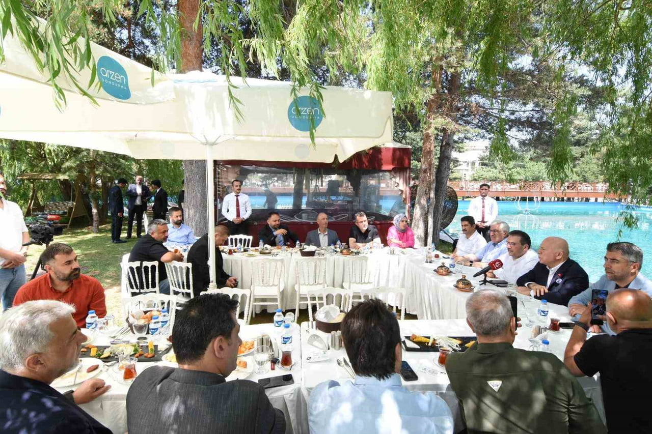 AK PARTİ ERZURUM İL BAŞKANLIĞI TARAFINDAN OLİMPİYAT PARKI'NDA DÜZENLENEN İSTİŞARE TOPLANTISINDA...