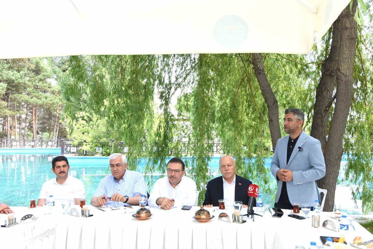 AK PARTİ ERZURUM İL BAŞKANLIĞI TARAFINDAN OLİMPİYAT PARKI'NDA DÜZENLENEN İSTİŞARE TOPLANTISINDA...
