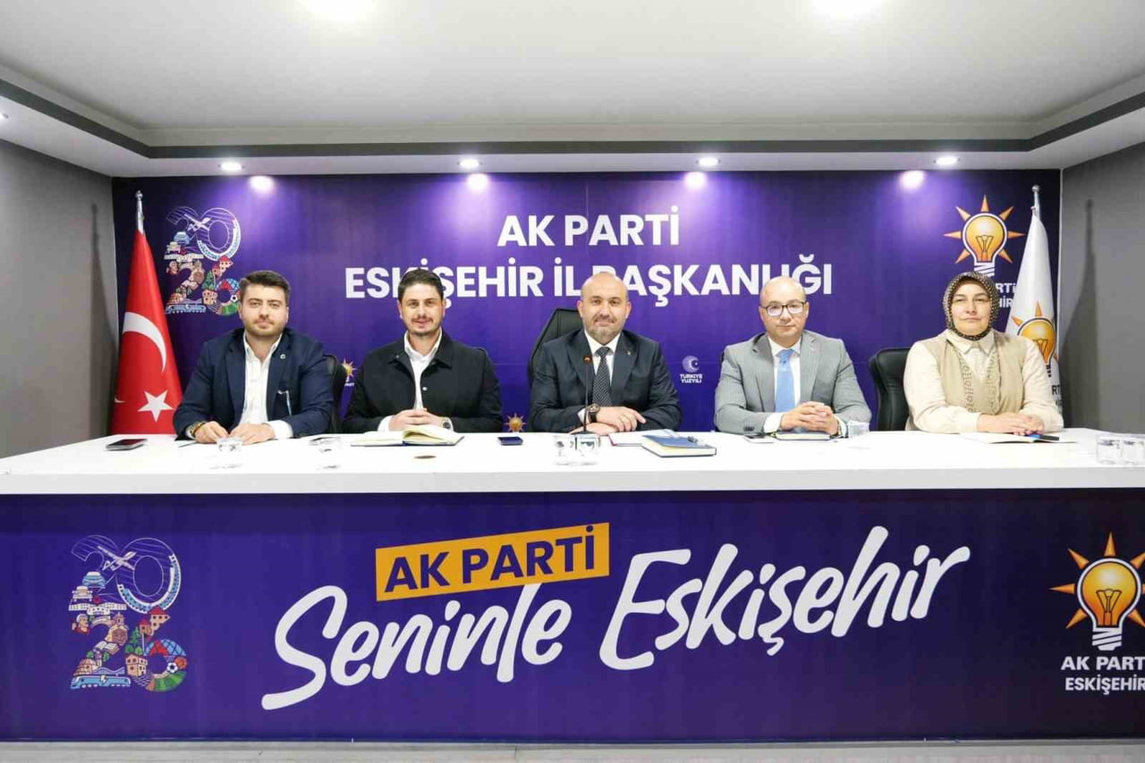 AK PARTİ ESKİŞEHİR İL BAŞKANLIĞI’NDA DÜZENLENEN TOPLANTI, İL BAŞKANI GÜRHAN ALBAYRAK BAŞKANLIĞINDA...