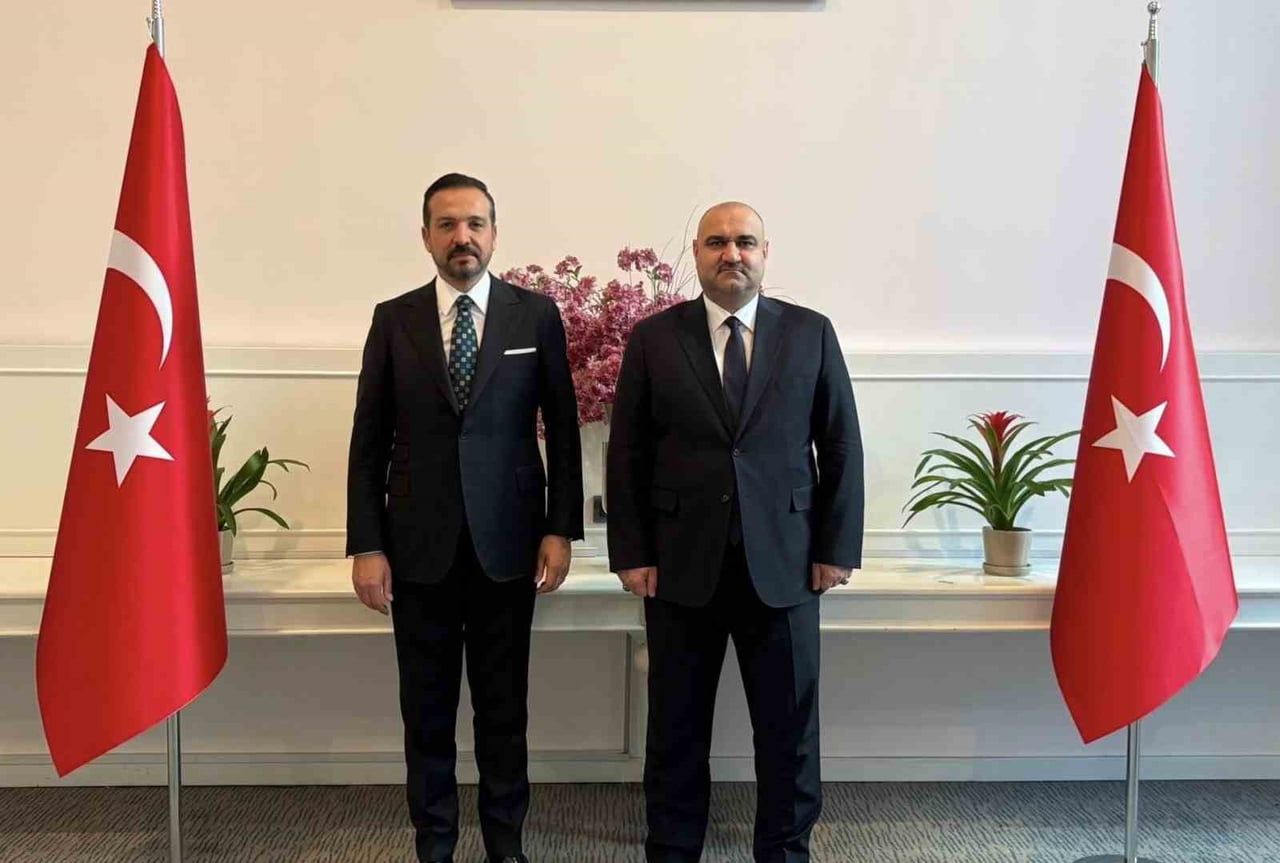 AK PARTİ GENEL BAŞKAN YARDIMCISI VE TÜRK DEVLETLERİ İLE İLİŞKİLER BAŞKANI KÜRŞAD ZORLU(SOLDA)...