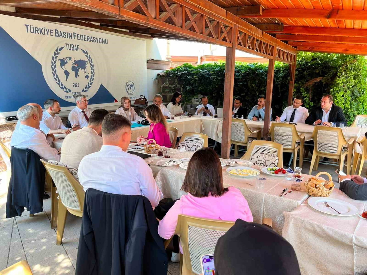 AK PARTİ GRUP BAŞKANVEKİLİ USTA, TÜRKİYE BASIN FEDERASYONU'NDA (TÜBAF) "ANADOLU SOHBETLERİ"...