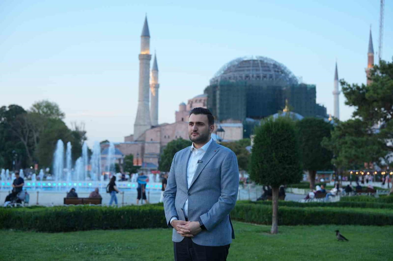 AK PARTİ İSTANBUL GENÇLİK KOLLARI BAŞKANI NEVZAT YÜCE, AYASOFYA-İ KEBİR CAMİ-İ ŞERİFİ'NİN YENİDEN...