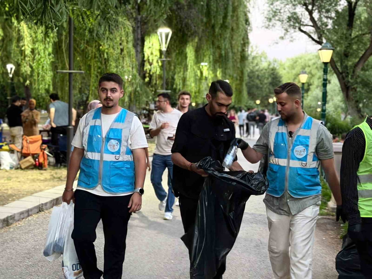 AK PARTİ ODUNPAZARI İLÇE GENÇLİK KOLLARI, ÇEVRE BİLİNCİNİ ARTIRMAK AMACIYLA KANLIKAVAK PARKI’NDA...