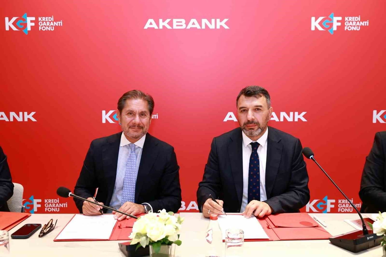 AKBANK GENEL MÜDÜRÜ KAAN GÜR(SOLDA), KGF GENEL MÜDÜRÜ HASAN BASRİ KURT(SAĞDA)