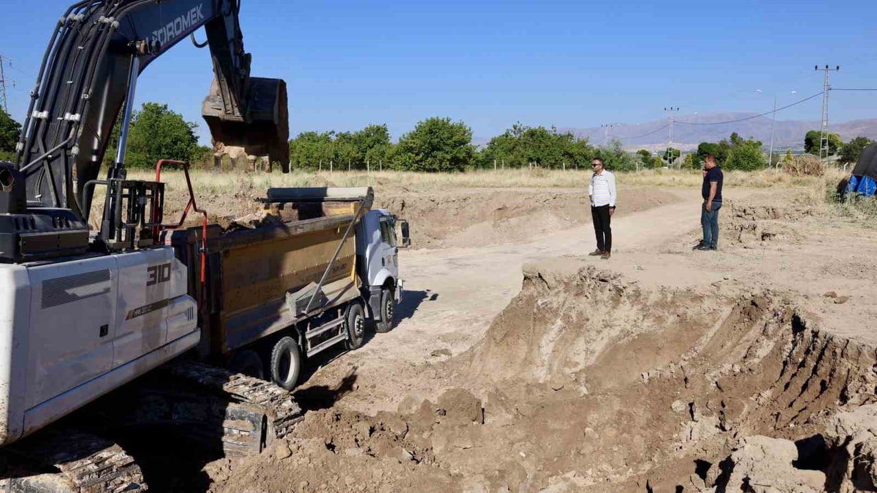 AKÇADAĞ'DA 50 YATAKLI ÖĞRETMENEVİ'NİN TEMEL ÇALIŞMALARI BAŞLADI