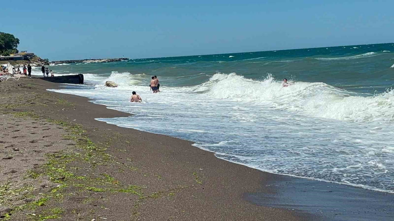 AKÇAKOCA İLÇESİNDE OLUMSUZ HAVA VE DENİZ ŞARTLARI NEDENİYLE DENİZE GİRMEK YASAKLANDI.