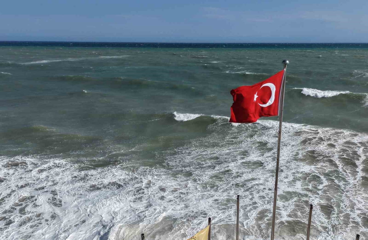 AKDENİZ'İN MERSİN KIYILARINDA FIRTINAMSI BİR HAVA ETKİLİ OLURKEN, KUVVETLİ RÜZGAR NEDENİYLE...