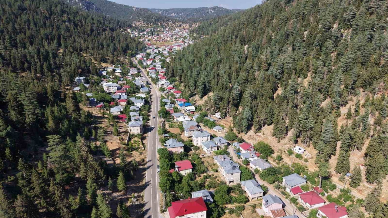 AKDENİZ BÖLGESİNDE HAVA SICAKLIKLARININ 40 DERECEYE YAKLAŞTIĞI YAZ GÜNLERİNDE, MERSİN'İN ANAMUR...
