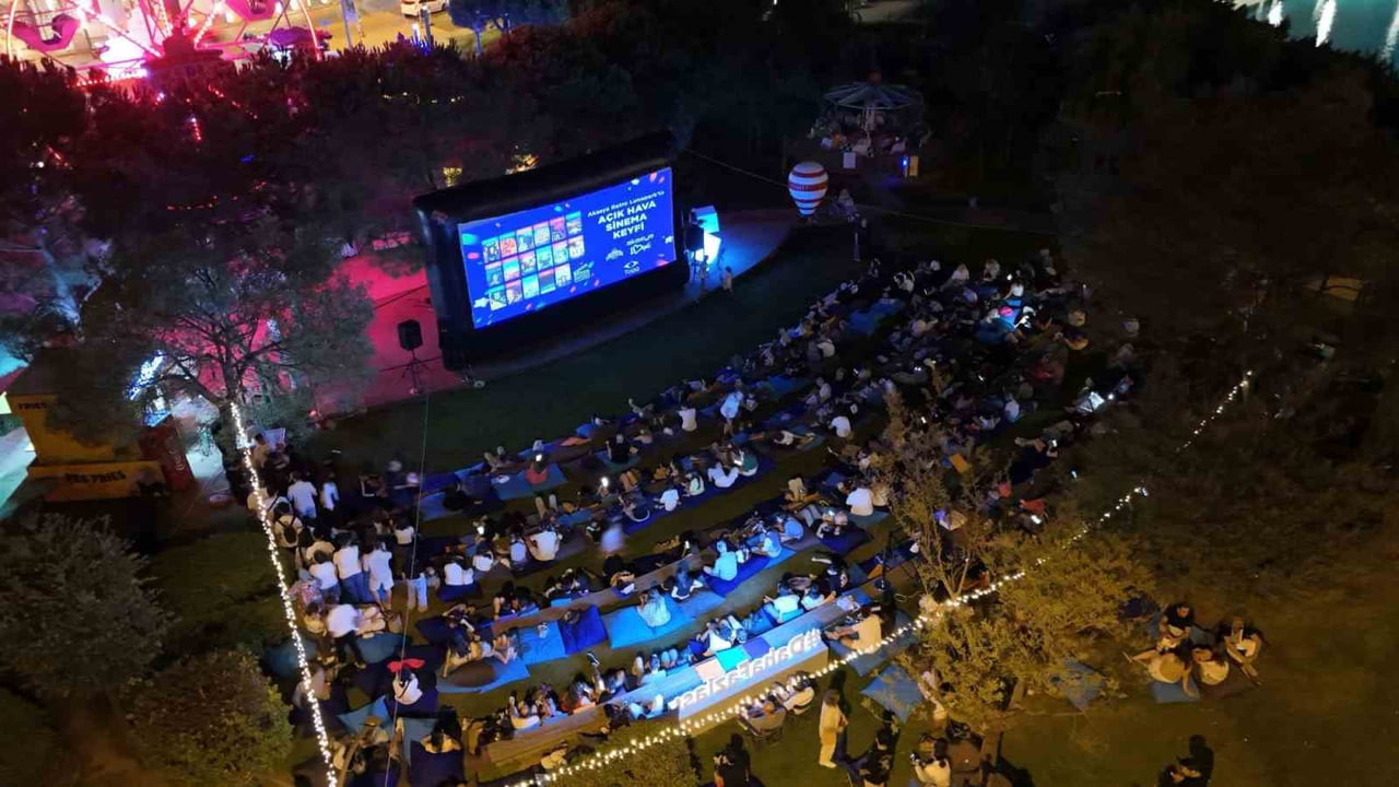 AKKÖK HOLDİNG İŞTİRAKİ AKİŞ GYO YATIRIMLARINDAN AKASYA, AÇIK HAVA SİNEMASI'NDA SİNEMASEVERLERİ...