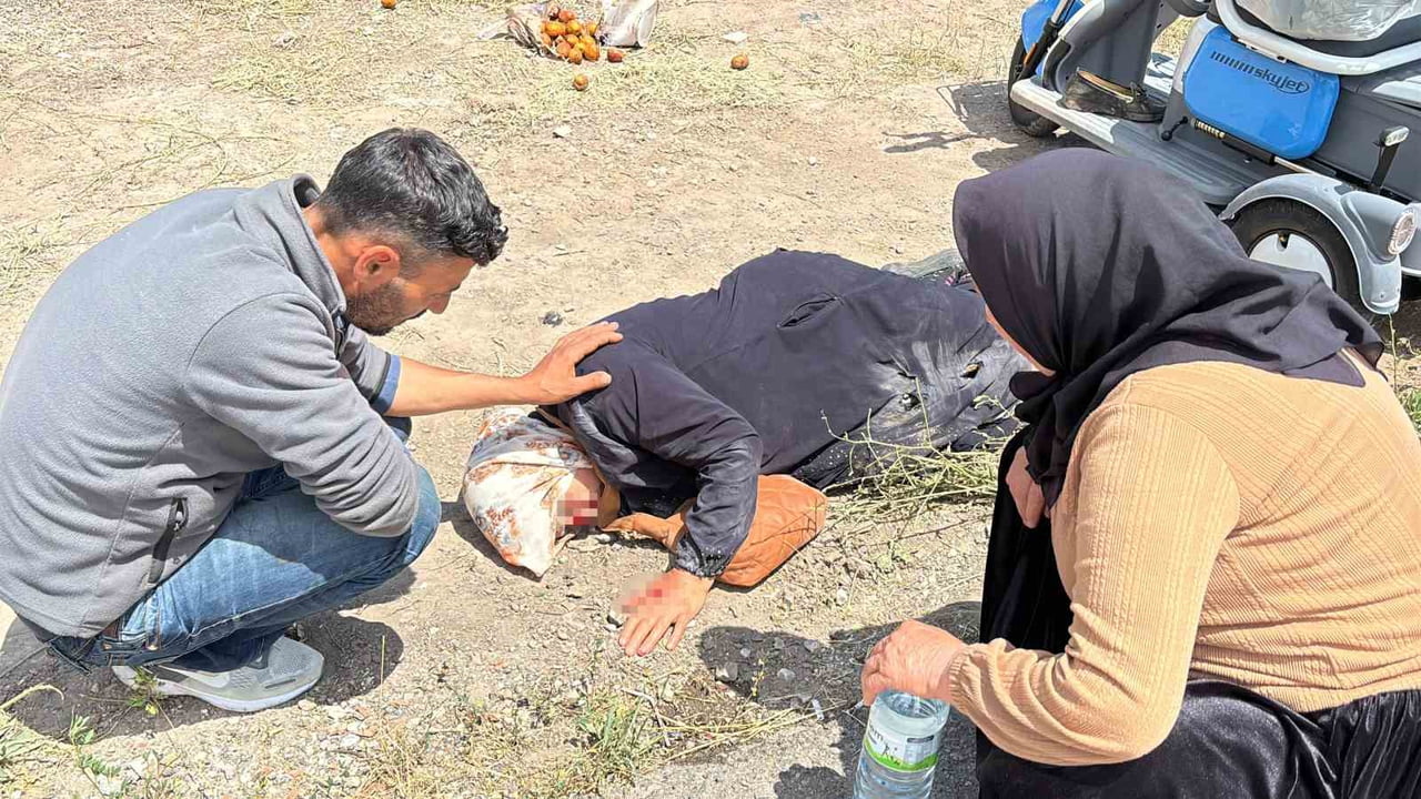 AKSARAY'DA BAHÇESİNDEN KAYISI TOPLADIKTAN SONRA 3 TEKERLİ ELEKTRİKLİ MOPEDİ İLE EVİNE GİTMEK İÇİ...