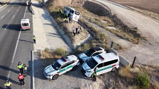 Aksaray'da seyir halindeki otobüs devrildi: 44 yaralı