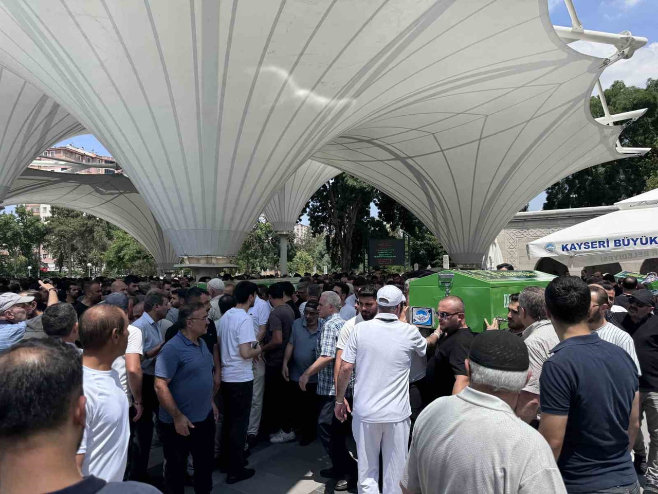 AKSARAY'DAKİ KAZADA HAYATINI KAYBEDEN ANNE, BABA VE OĞULLARI MEMLEKETLERİ KAYSERİ'DE TOPRAĞA...