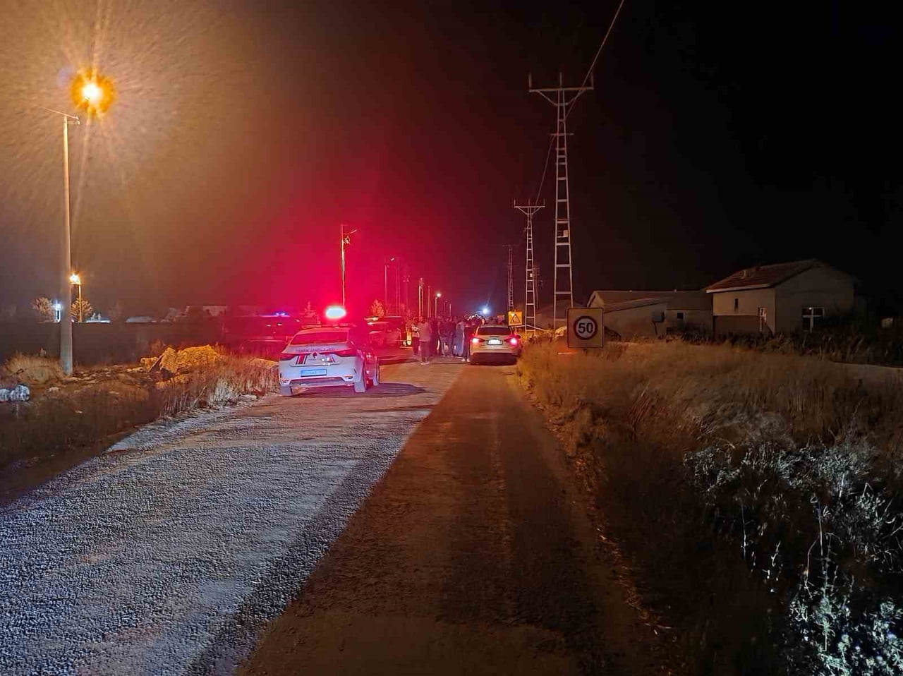 AKSARAY'IN ESKİL İLÇESİNDE İKİ KOMŞU ARASINDA ÇIKAN TARTIŞMA SİLAHLI KAVGAYA DÖNÜŞTÜ. AÇILAN ATEŞ...