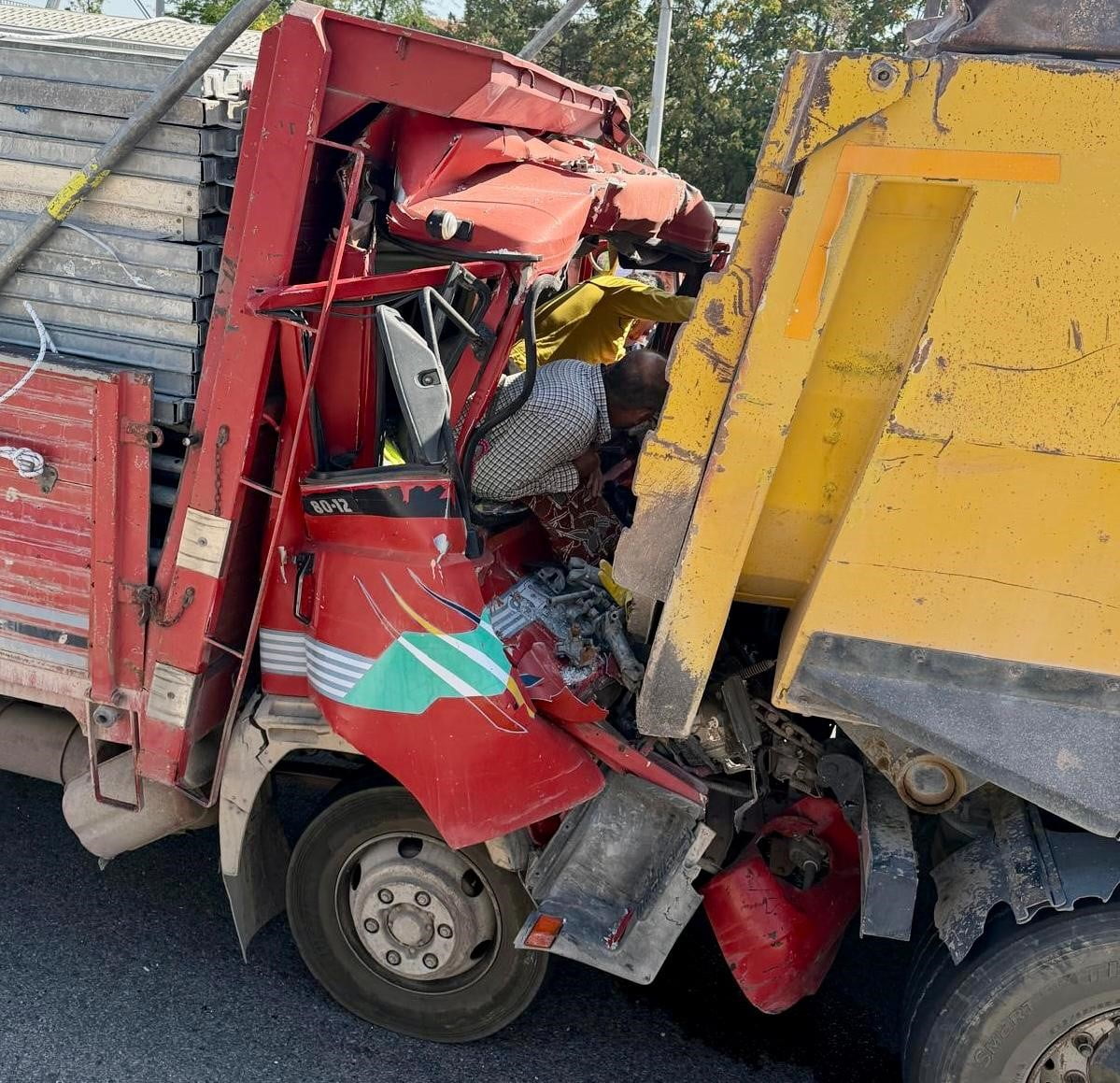AKSARAY’DA DEMİR YÜKLÜ KAMYONETİN HAFRİYAT YÜKLÜ KAMYONA ARKADAN ÇARPMASI SONUCU MEYDANA GELEN...
