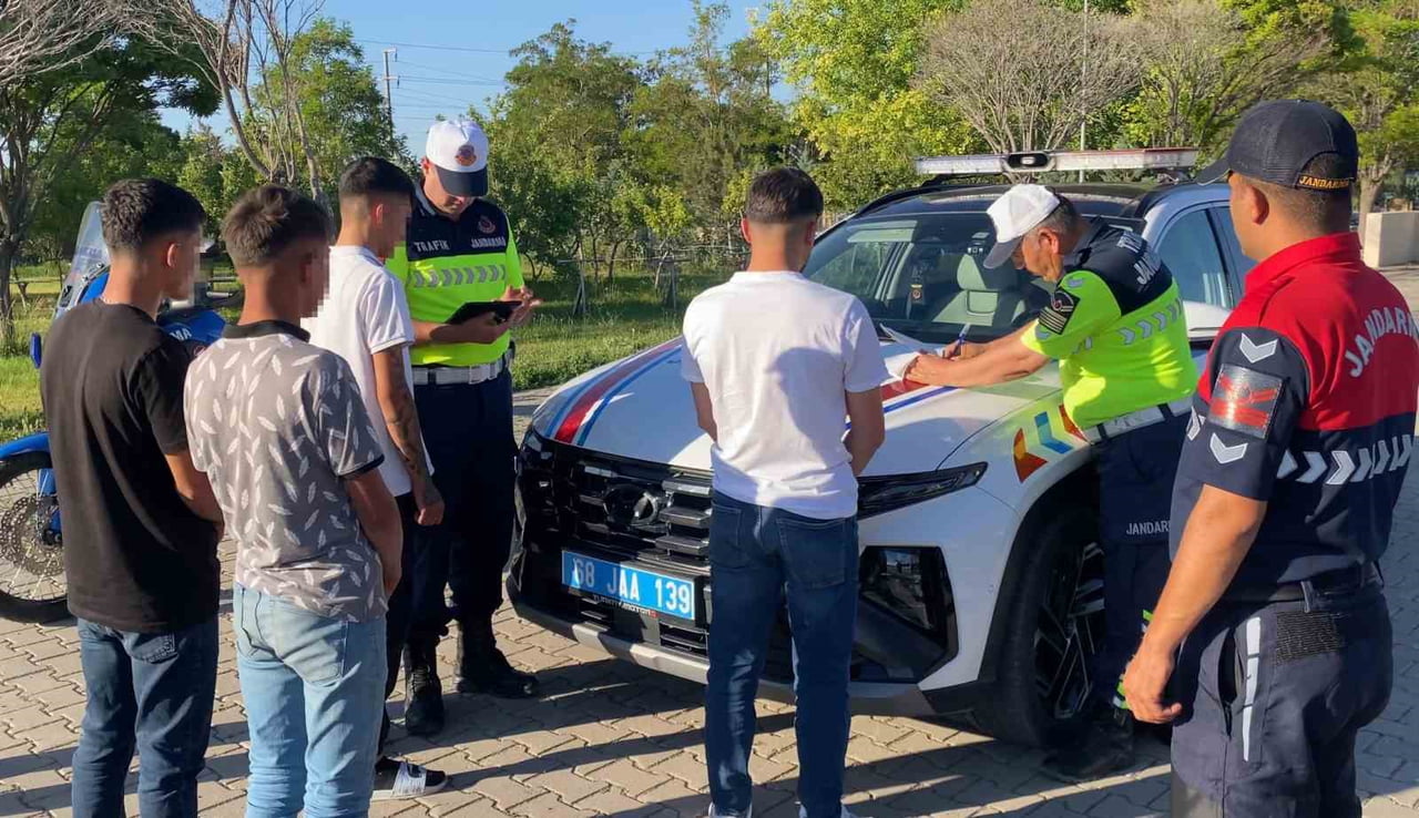 AKSARAY’DA HEM KENDİ CANLARINI HEM DE TRAFİKTEKİ DİĞER SÜRÜCÜLERİN CANINI HİÇE SAYARAK KARAYOLUNDA...