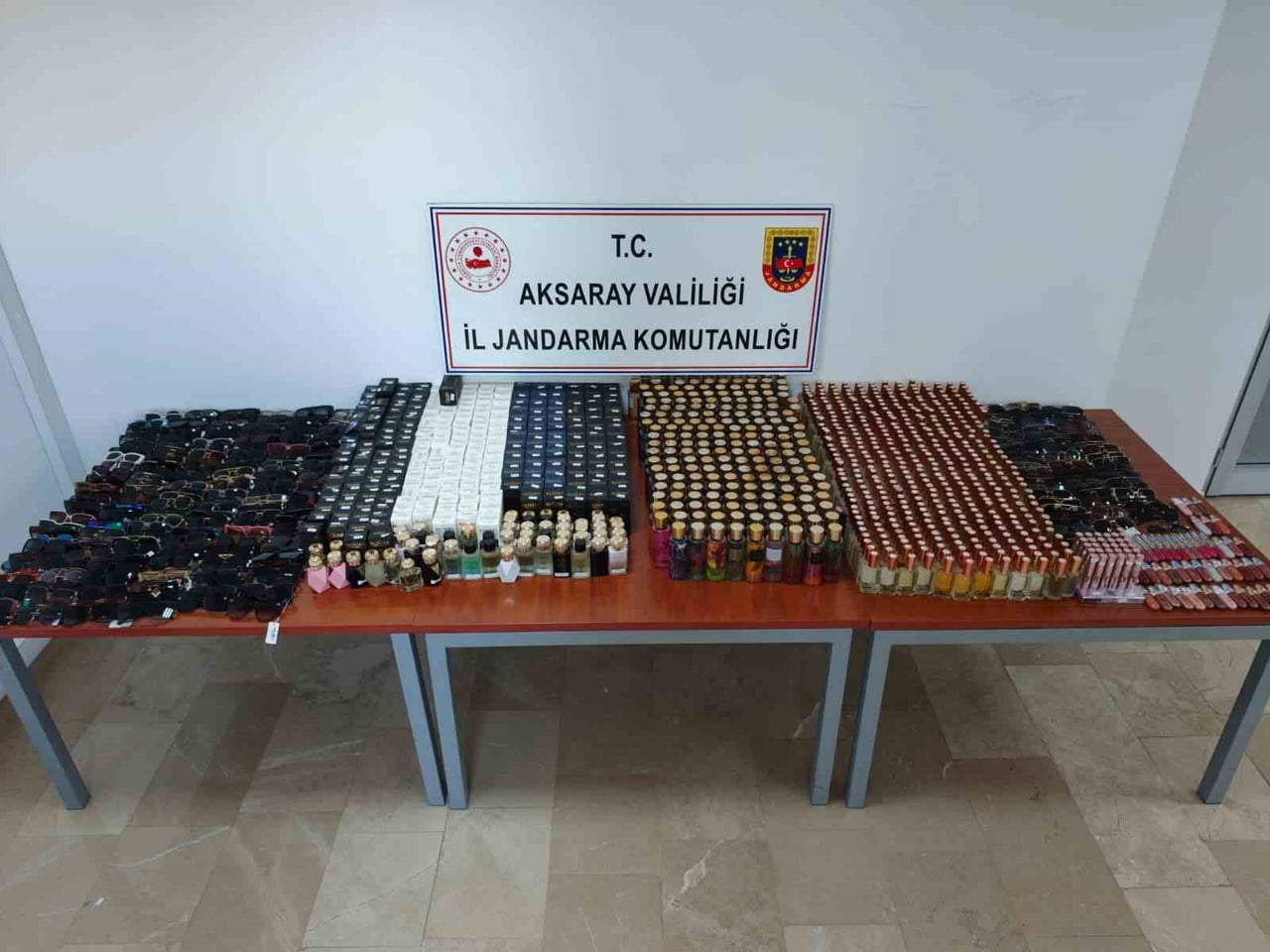 AKSARAY’DA KAÇAKÇILARA YÖNELİK OPERASYON DÜZENLEYEN JANDARMA 4 AYRI ADRESE BAKIN DÜZENLEDİ....