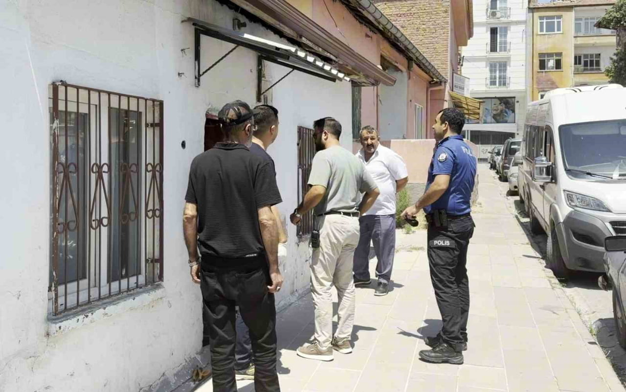 AKSARAY’DA MÜSTAKİL EVDE YAŞAYAN 37 YAŞINDAKİ ŞAHIS, BİRLİKTE YAŞADIĞI ARKADAŞI TARAFINDAN ÖLÜ...