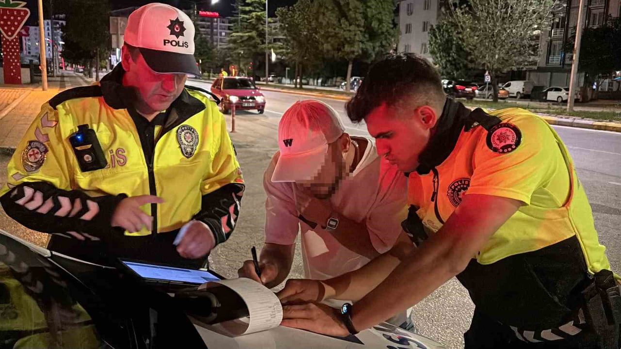 AKSARAY’DA POLİSİN UYGULAMASINDA ALKOLLÜ OLARAK POLİSE YAKALANAN SÜRÜCÜYE 25 BİN LİRA CEZA...