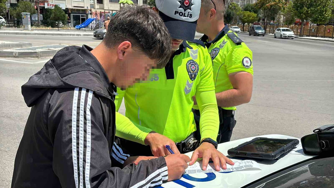 AKSARAY’DA SİGORTASIZ MOTOSİKLET SÜRÜCÜSÜNE ÇEŞİTLİ MADDELERDEN 85 BİN LİRA CEZA KESİLİRKEN...