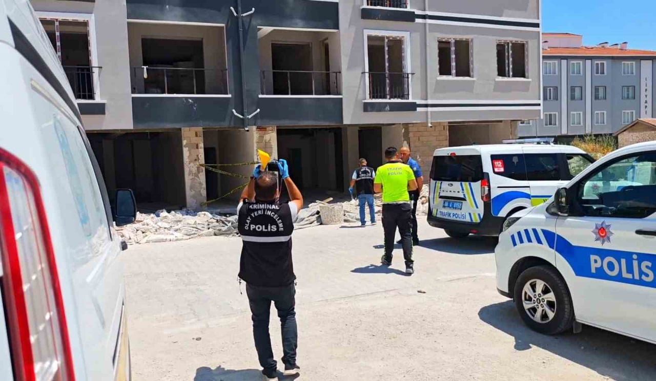 AKSARAY’IN SULTANHANI İLÇESİNDE İNŞAATIN MERDİVENLERİNDEN DÜŞEREK AĞIR YARALANAN İŞÇİ...