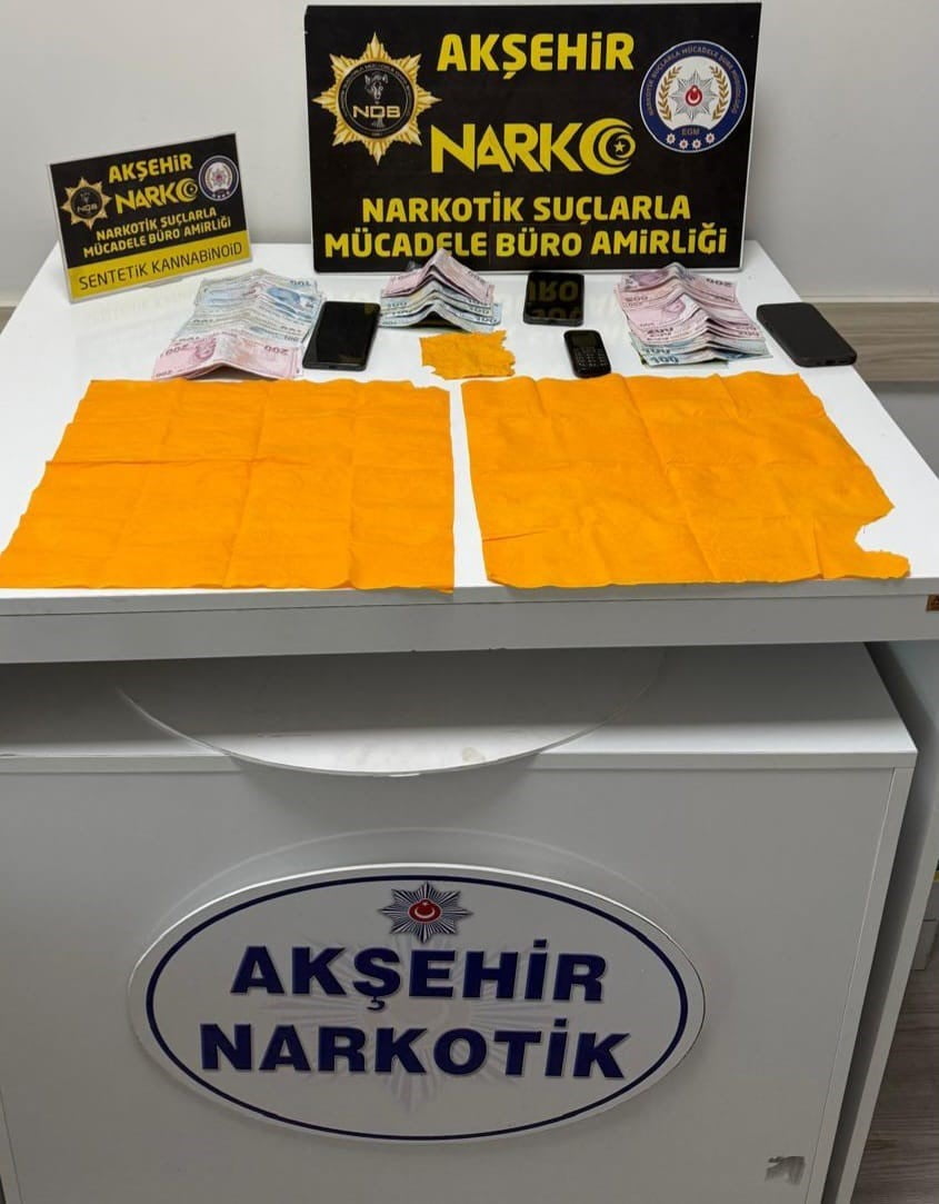 AKŞEHİR İLÇE EMNİYET MÜDÜRLÜĞÜ EKİPLERİ TARAFINDAN UYUŞTURUCU MADDE OPERASYONUNDA, ŞÜPHELİLERE AİT...