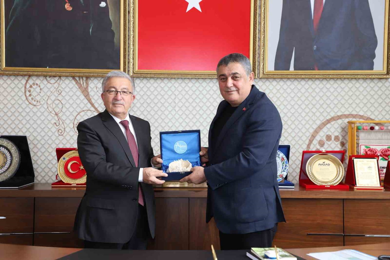 AKSU BELEDİYE BAŞKANI İSA YILDIRIM (SAĞDA) VE ISPARTA AKSU BELEDİYE BAŞKANI VELİ KAHRAMAN (SOLDA)...