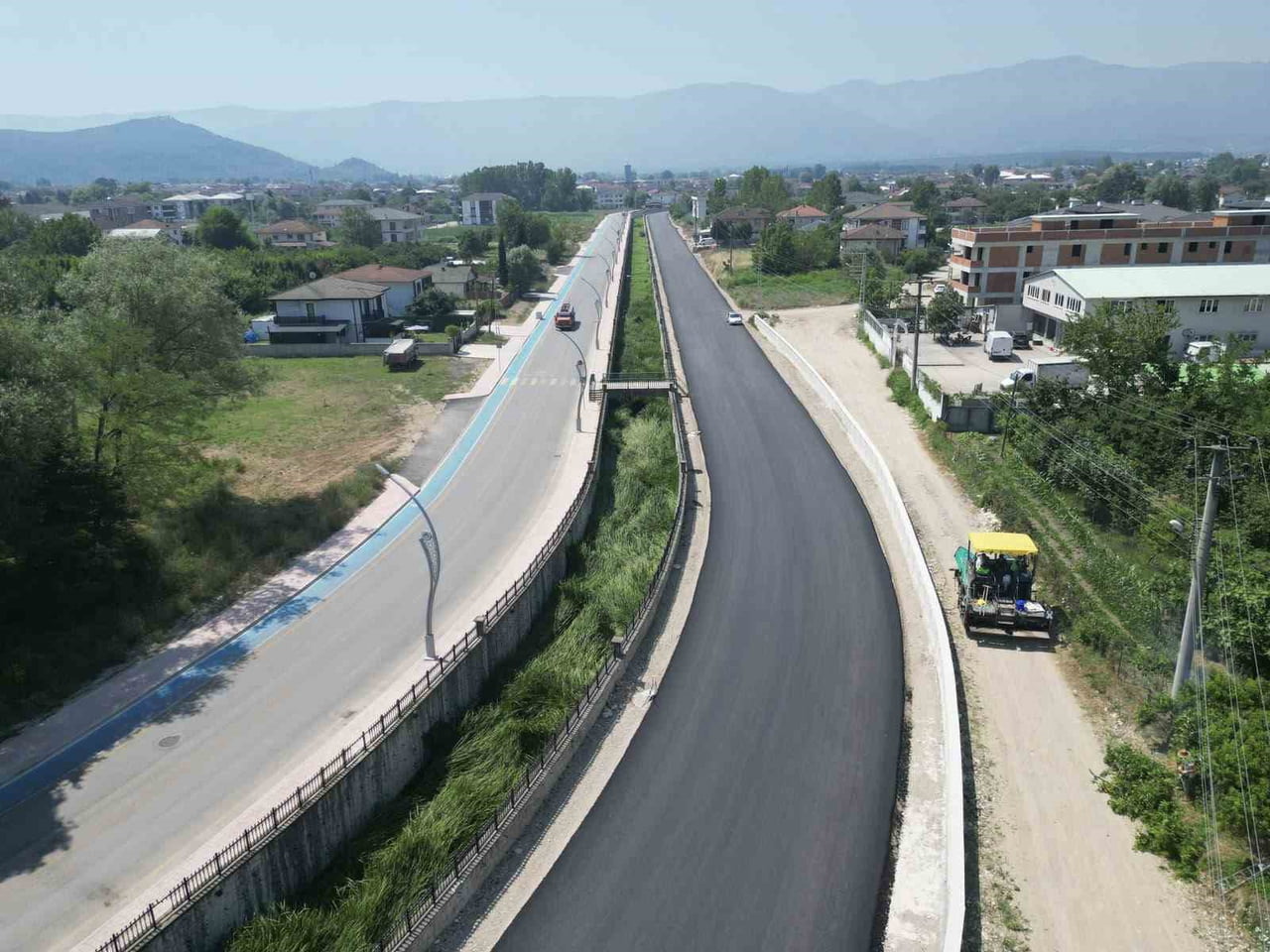 AKYAZI BELEDİYESİ'NİN İLÇEYE YENİ BİR ULAŞIM AKSI KAZANDIRACAK KARACASU DERESİ ÇEVRE DÜZENLEME...
