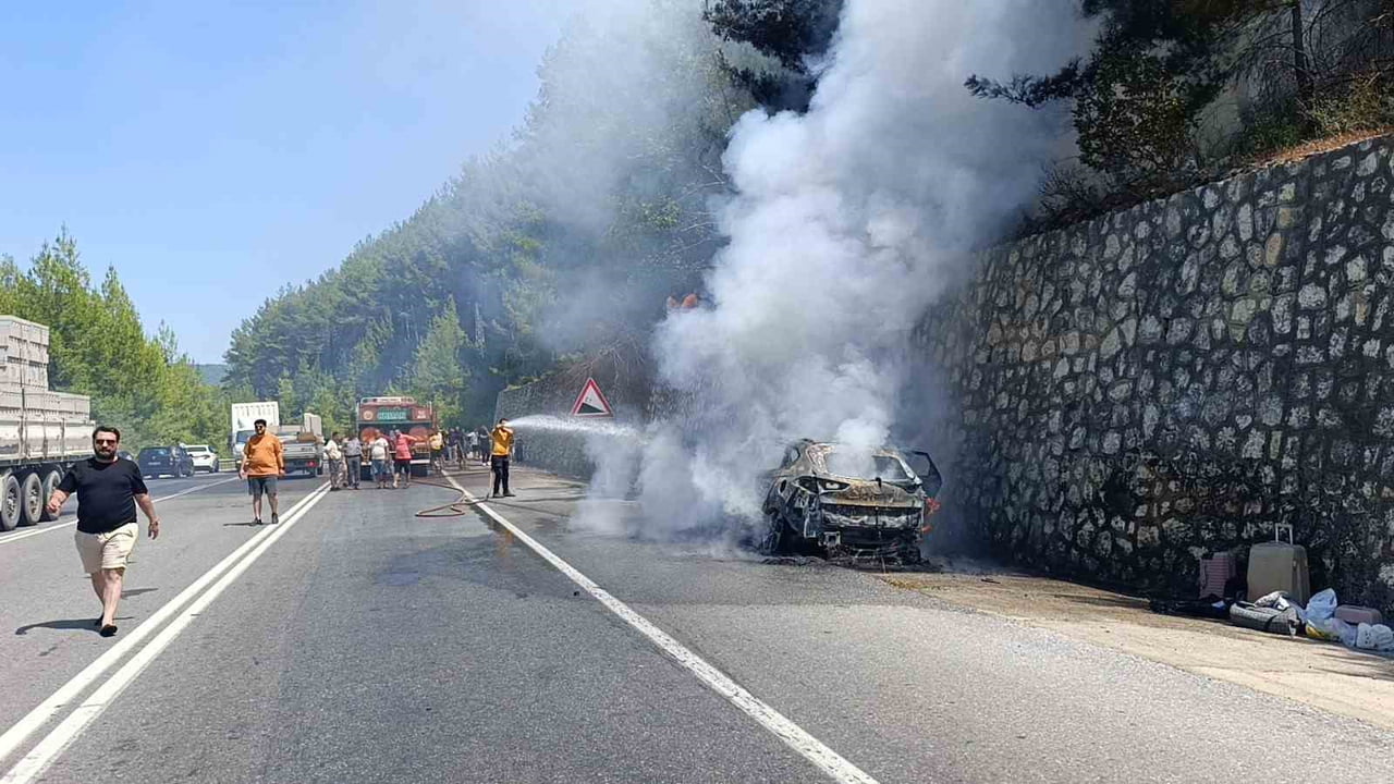 ALANYA'DA TATİLLERİNİ TAMAMLAYARAK KONYA'YA DÖNMEK ÜZERE YOLA ÇIKAN AİLENİN BULUNDUĞU OTOMOBİL...
