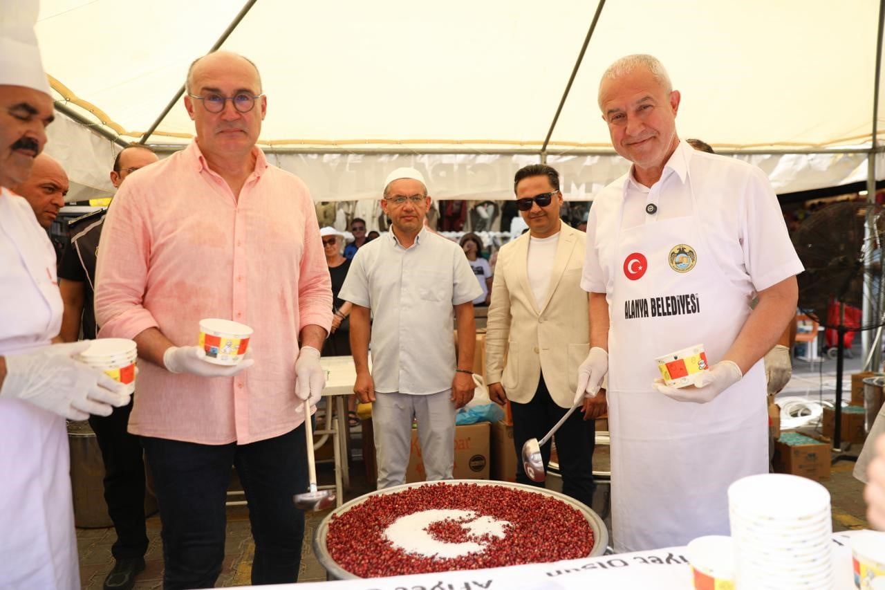ALANYA BELEDİYESİ, MUHARREM AYI DOLAYISIYLA CUMA PAZARI'NDA 5 BİN KİŞİLİK AŞURE İKRAMI...