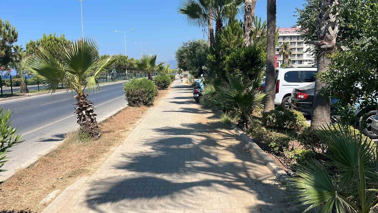 ALANYA İLÇESİNDE BİR OTELİN ÖNÜNE PARK EDİLEN MOTOSİKLET, GECE SAATLERİNDE KİMLİĞİ BELİRSİZ BİR...