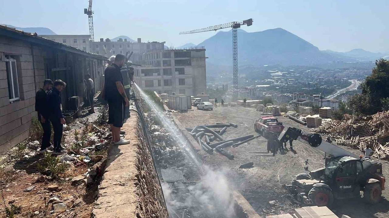 ALANYA İLÇESİNDE KAMPÜS İNŞAATINDA BORULARIN YANMASIN SONUCU ÇIKAN YANGIN, İŞÇİLERİN YATAKHANE...