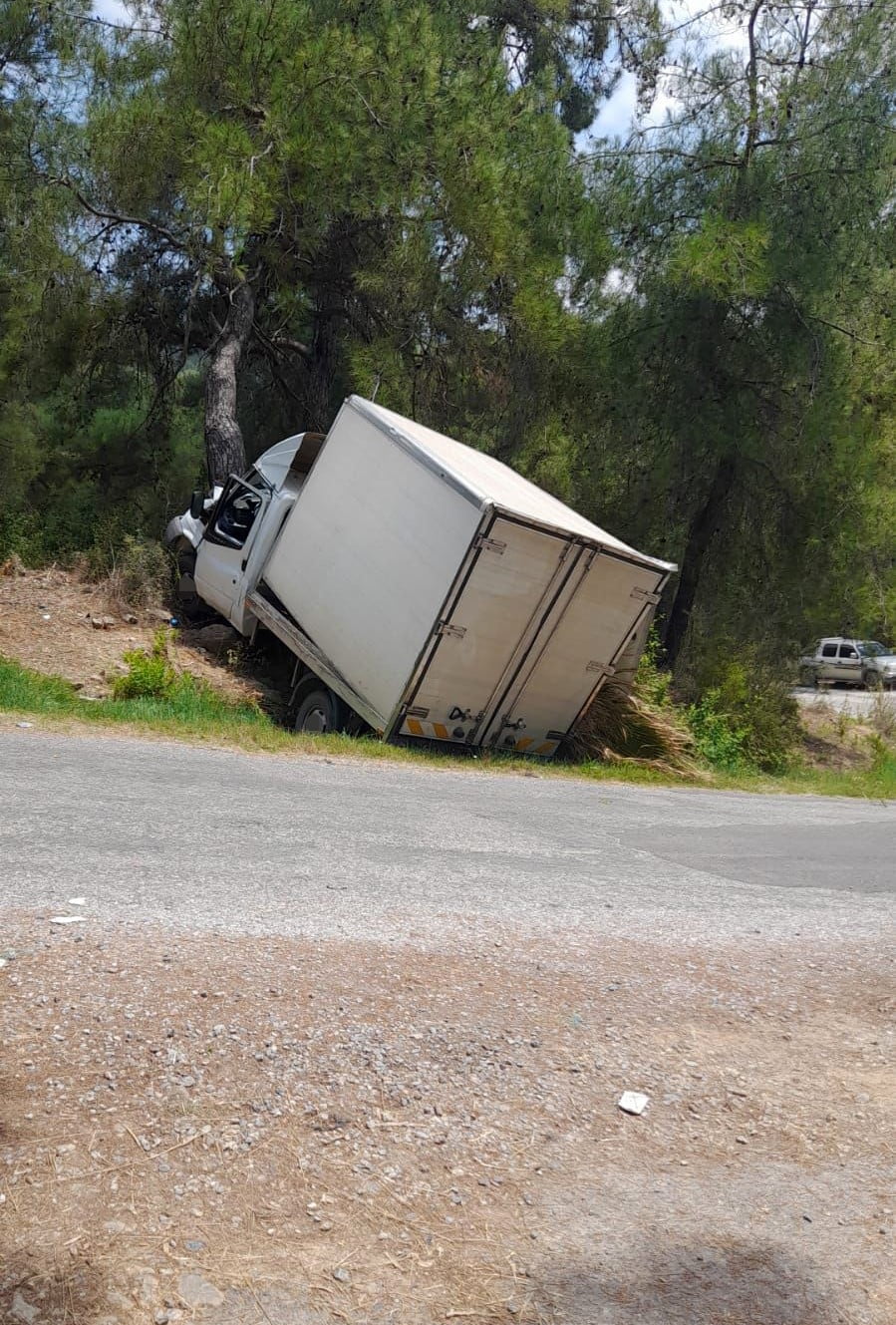 ALANYA İLÇESİNDE KONTROLDEN ÇIKAN KAMYONETİN YOL KENARINDAKİ AĞACA ÇARPMASI SONUCU SÜRÜCÜ HAYATINI...