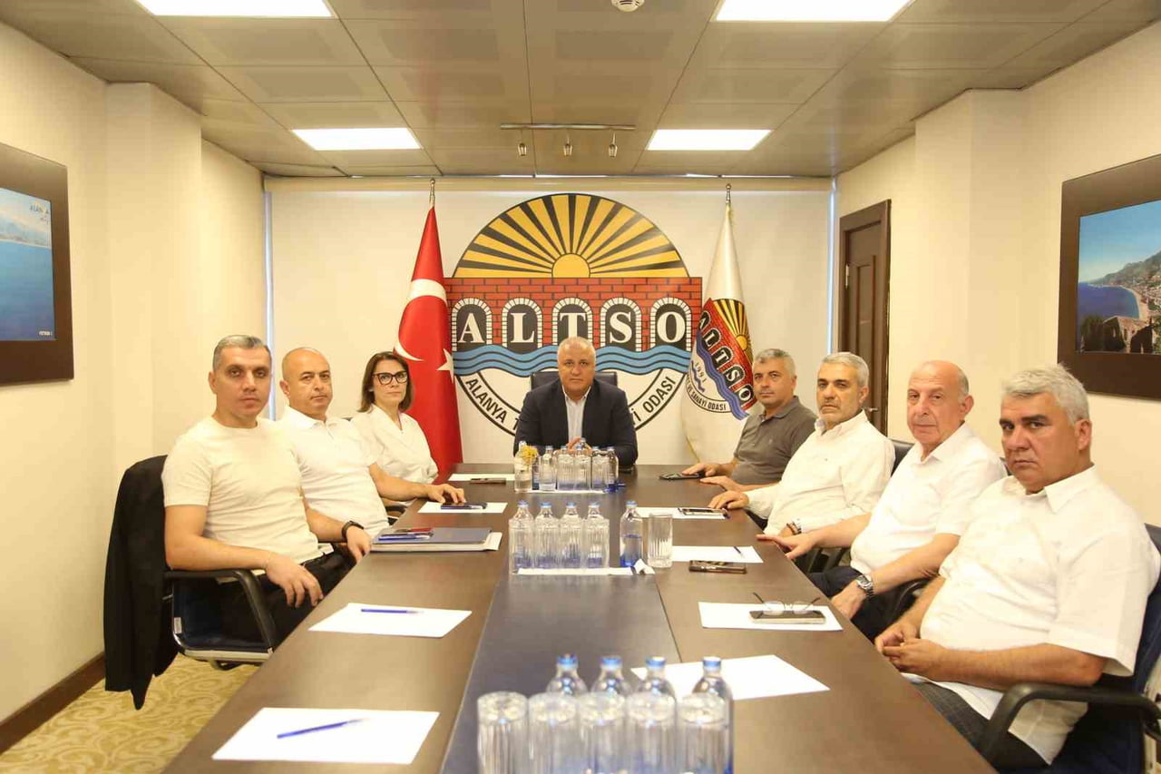 ALANYA KEÇİBOYNUZU MEYVESİ’NE COĞRAFİ İŞARET KAZANDIRAN SÜRECİN ÖNCÜLÜĞÜNÜ YAPAN ALANYA TİCARET VE...