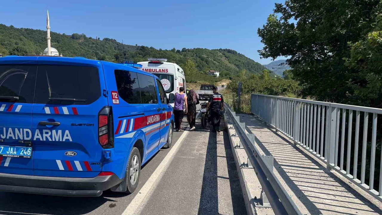 ALAPLI'DA MOTOSİKLETİN BARİYERLERE ÇARPMASI SONUCU MEYDANA GELEN TRAFİK KAZASINDA 1 KİŞİ...
