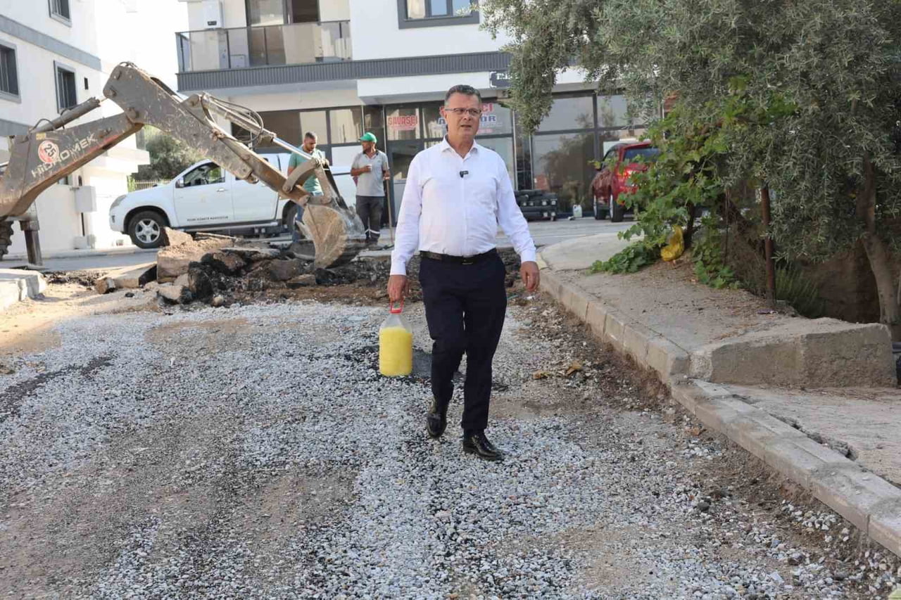 ALAŞEHİR BELEDİYE BAŞKANI AHMET ÖKÜZCÜOĞLU, SICAK HAVADA ÇALIŞAN BELEDİYE PERSONELİNE MERHUM...