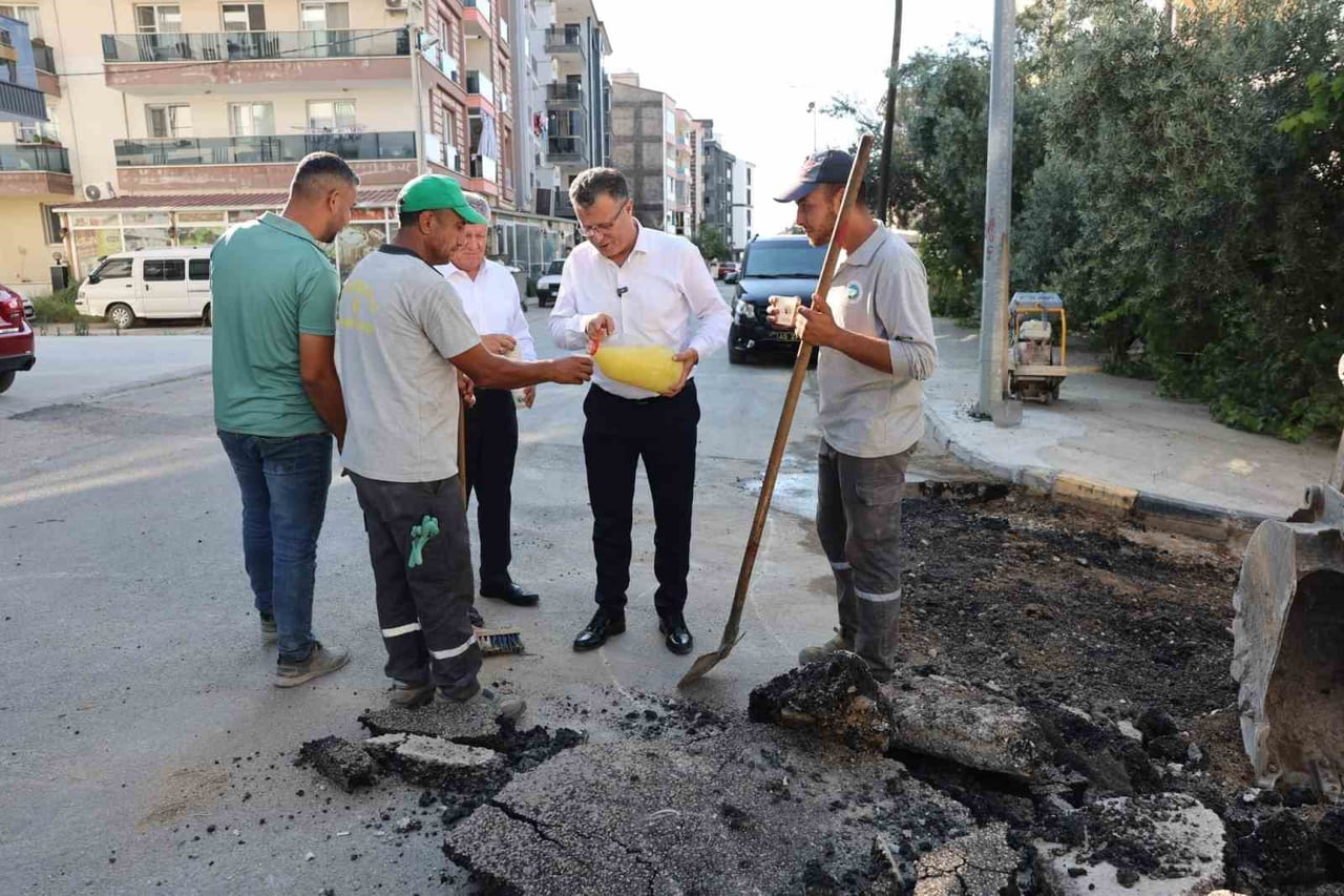 ALAŞEHİR BELEDİYE BAŞKANI AHMET ÖKÜZCÜOĞLU, SICAK HAVADA ÇALIŞAN BELEDİYE PERSONELİNE MERHUM...