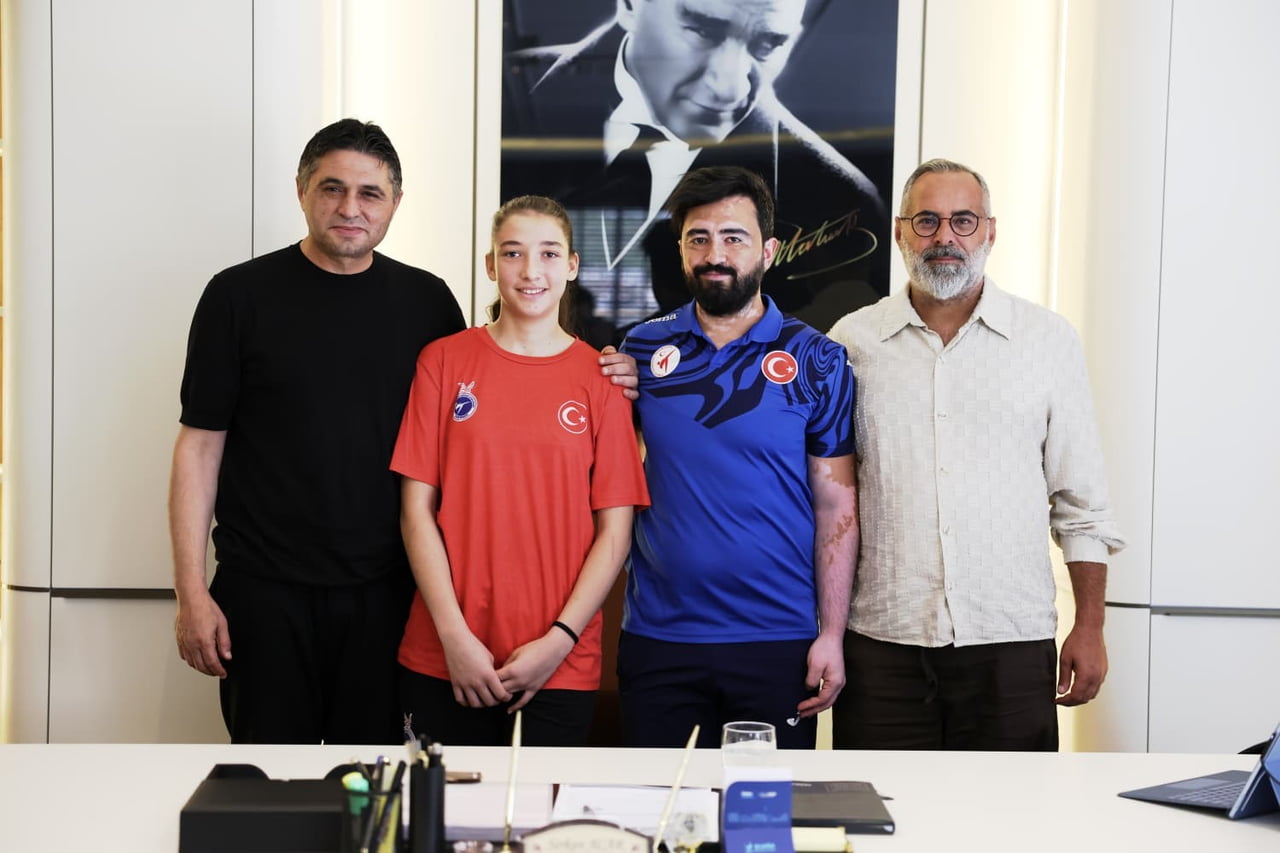 ALİAĞA BELEDİYE BAŞKANI SERKAN ACAR, SPORCU MERVE NİSA MIZRAK, ANTRENÖR ZİYA CÖNGE, AGM SPOR...