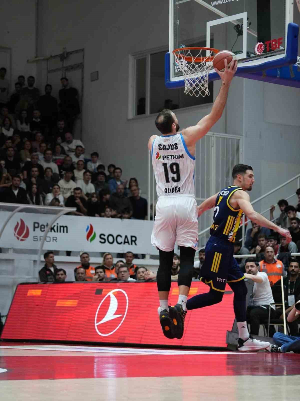 ALİAĞA PETKİMSPOR’DA MARTYNAS SAJUS İLE YOLLAR AYRILDI
