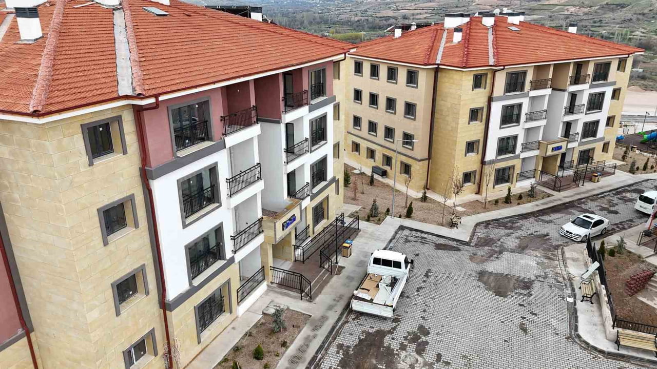 ALICI YAKLAŞIK 1 MİLYON 375 BİN LİRALIK SATIŞ BEDELİNİ EMLAKÇIYA GÖNDERİLDİĞİ, ANCAK NOTER...