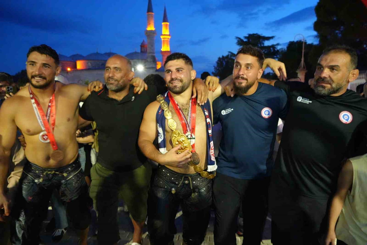 ALKIŞLAR EŞLİĞİNDE TARİHİ HAMAMA YÜRÜYEN BAŞPEHLİVANLAR, VATANDAŞLARIN YOĞUN İLGİSİ ARASINDA...