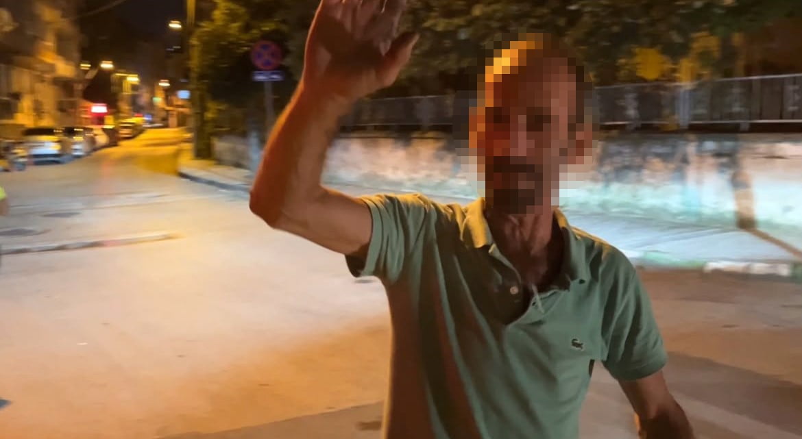ALKOLLÜ ŞAHIS, BASIN MENSUBUNU GÖRÜNCE İSE, GÜÇLÜ SOYDEMİR'İN 'AĞLAMA' ŞARKISINI...
