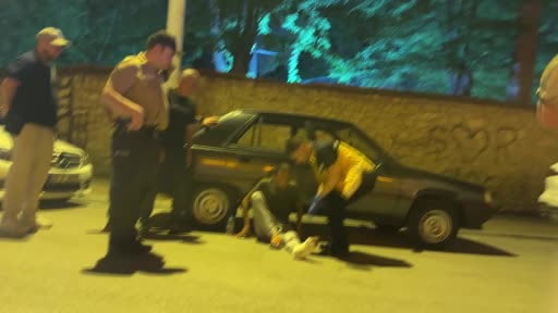 Alkollü sürücü ayağı alçılı haldi motosiklet kullandı, park halindeki 2 otomobile çarptı