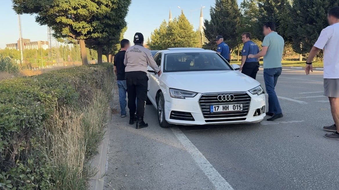 ALKOLLÜ SÜRÜCÜ, İŞLEMLERİ İÇİN POLİS EKİPLERİ TARAFINDAN KARAKOLA GÖTÜRÜLDÜ.